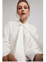 Moodo Perleťová košeľa Moodo s viazaným výstrihom a ozdobnými gombíkmi