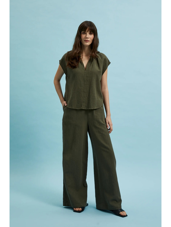 Moodo Bavlnené tričko so V-výstrihom, olivové Moodo