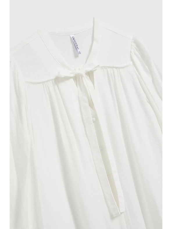 Moodo Biela košeľa Moodo zapínaná na gombíky so viazaným výstrihom