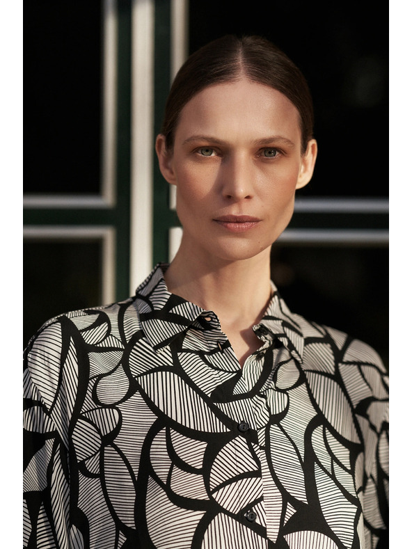 Moodo Viskózová košeľa čierno-biela Moodo