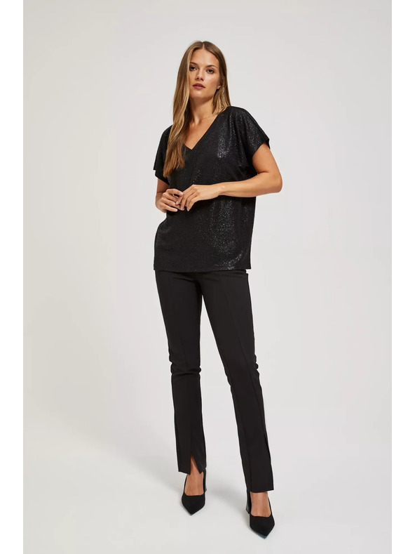 Moodo Elegantná čierna blúzka s výstrihom do V z lesklého materiálu Moodo