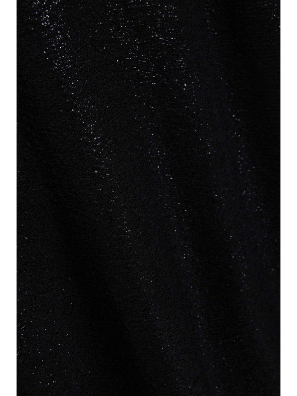 Moodo Elegantná čierna blúzka s výstrihom do V z lesklého materiálu Moodo