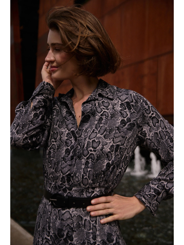 Moodo Viskózové šaty s páskom sivé Moodo