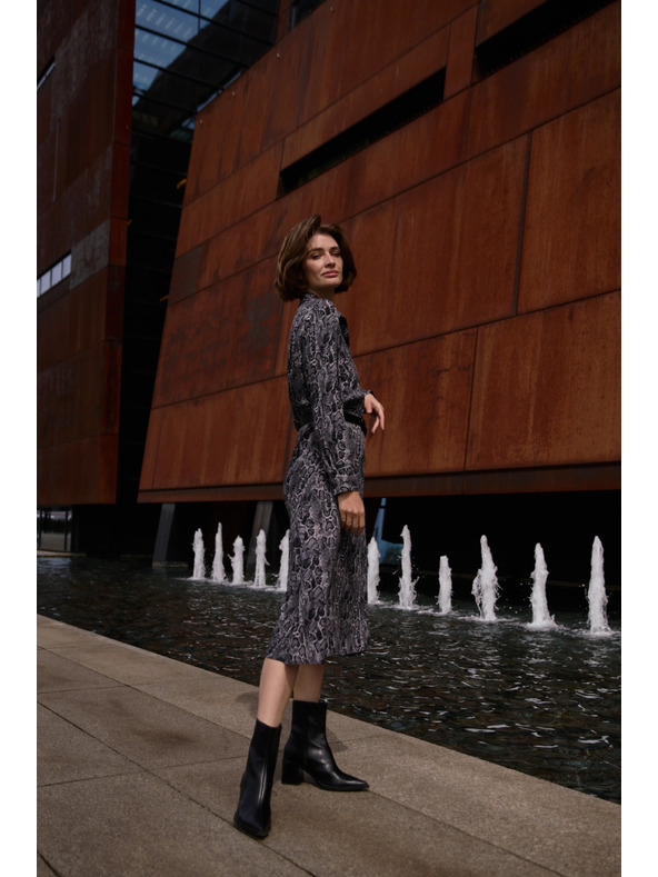 Moodo Viskózové šaty s páskom sivé Moodo