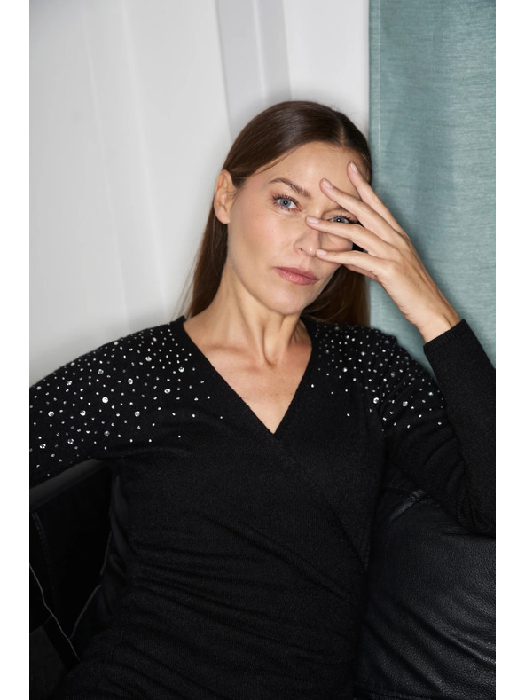 Moodo Priliehavé čierne šaty s ozdobou Moodo