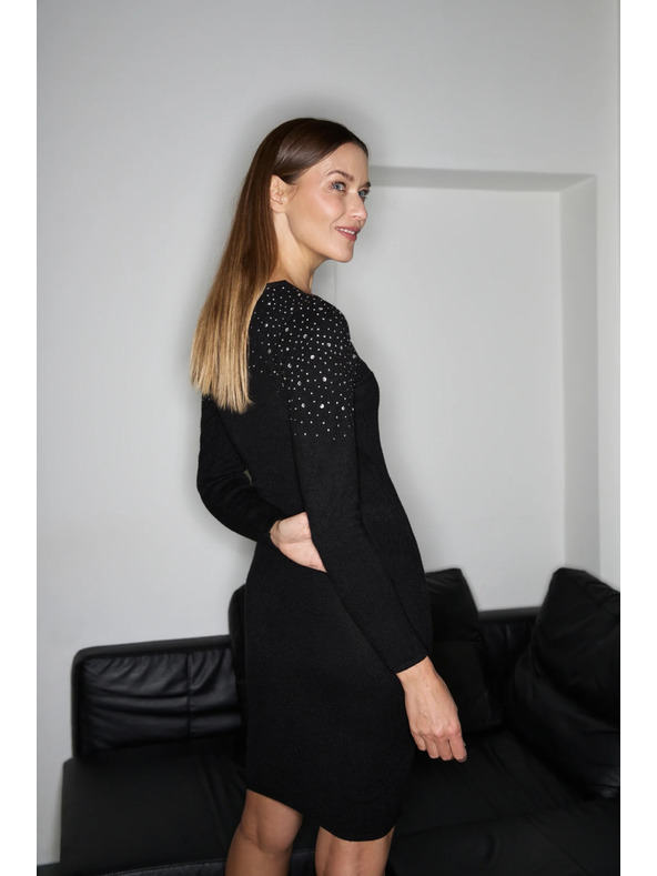 Moodo Priliehavé čierne šaty s ozdobou Moodo