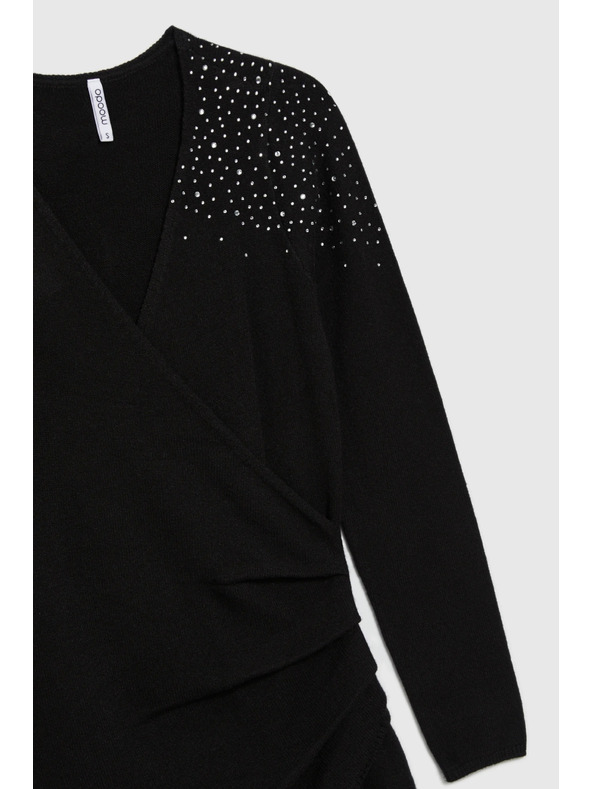 Moodo Priliehavé čierne šaty s ozdobou Moodo