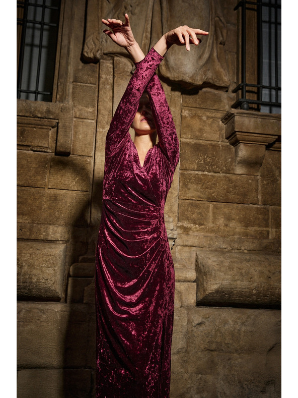 Moodo Vínové zamatové midi šaty Moodo