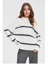 Moodo Biely sveter s pruhmi a zníženou líniou ramien Moodo