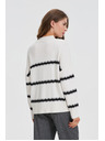 Moodo Biely sveter s pruhmi a zníženou líniou ramien Moodo