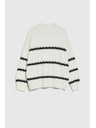 Moodo Biely sveter s pruhmi a zníženou líniou ramien Moodo