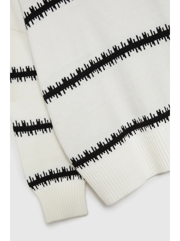 Moodo Biely sveter s pruhmi a zníženou líniou ramien Moodo