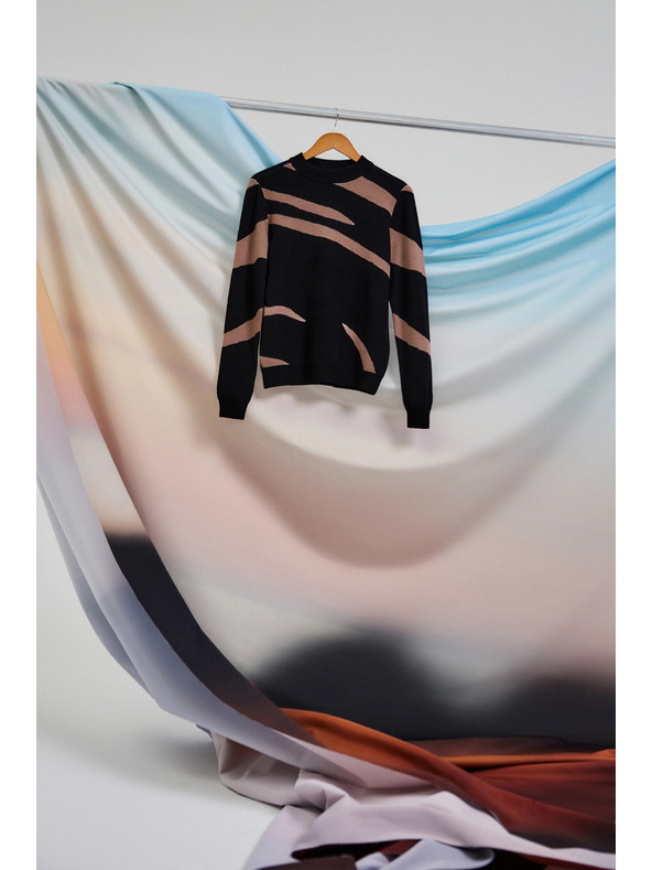 Moodo Čierny sveter so zvieracím vzorom Moodo