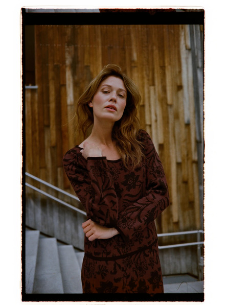 Moodo Hnedý sveter s rastlinným vzorom Moodo