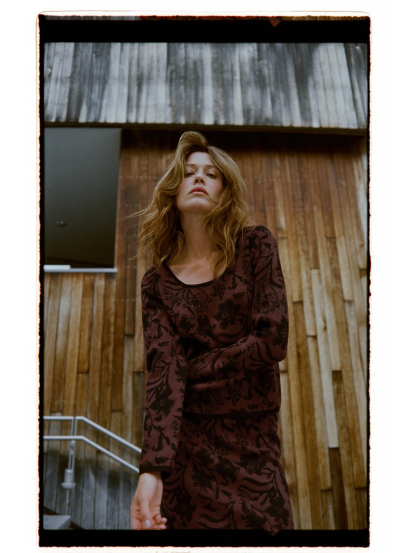 Moodo Hnedý sveter s rastlinným vzorom Moodo