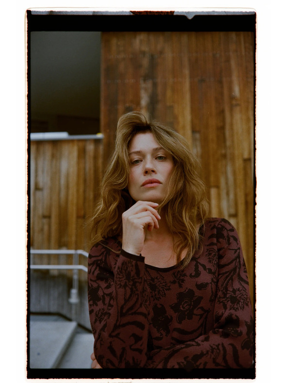 Moodo Hnedý sveter s rastlinným vzorom Moodo