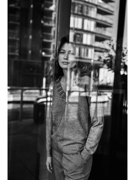 Moodo Hnedý sveter s ozdobným výstrihom Moodo