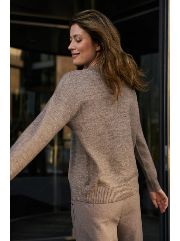 Moodo Hnedý sveter s ozdobným výstrihom Moodo