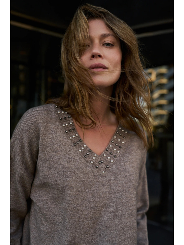 Moodo Hnedý sveter s ozdobným výstrihom Moodo