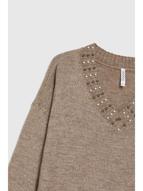Moodo Hnedý sveter s ozdobným výstrihom Moodo