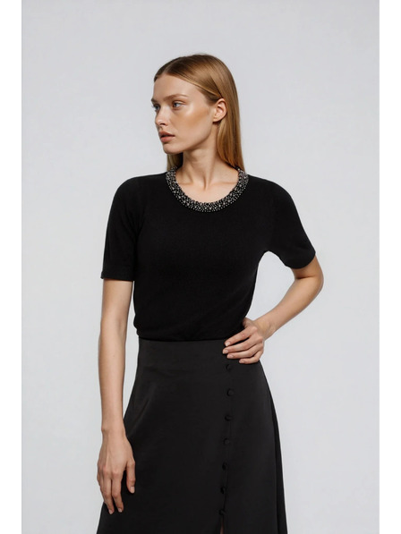 Moodo Čierny sveter s ozdobným výstrihom Moodo