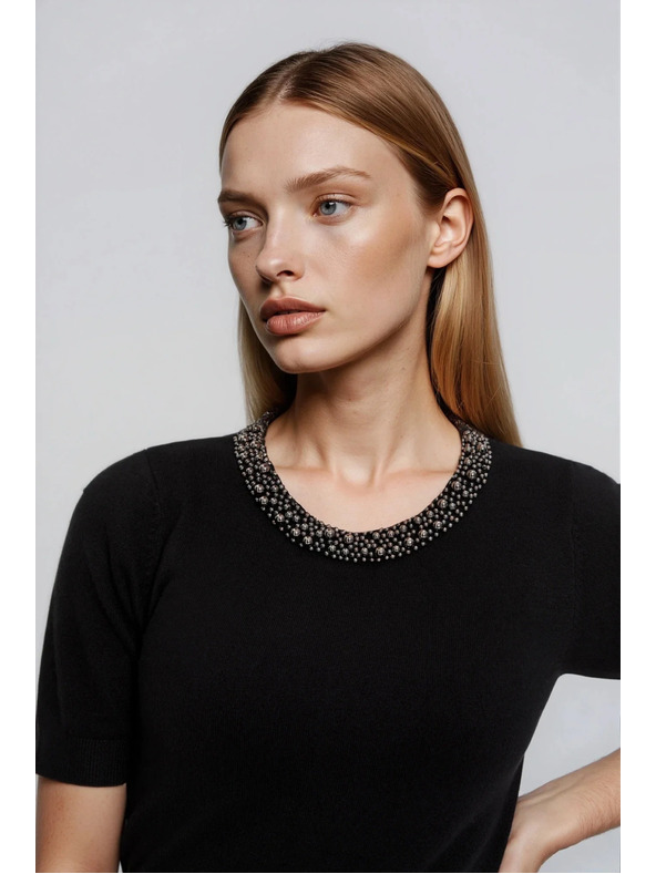 Moodo Čierny sveter s ozdobným výstrihom Moodo