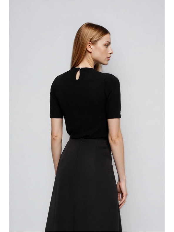 Moodo Čierny sveter s ozdobným výstrihom Moodo