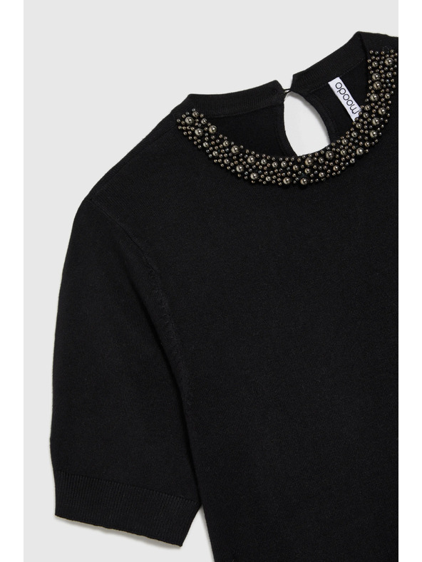Moodo Čierny sveter s ozdobným výstrihom Moodo