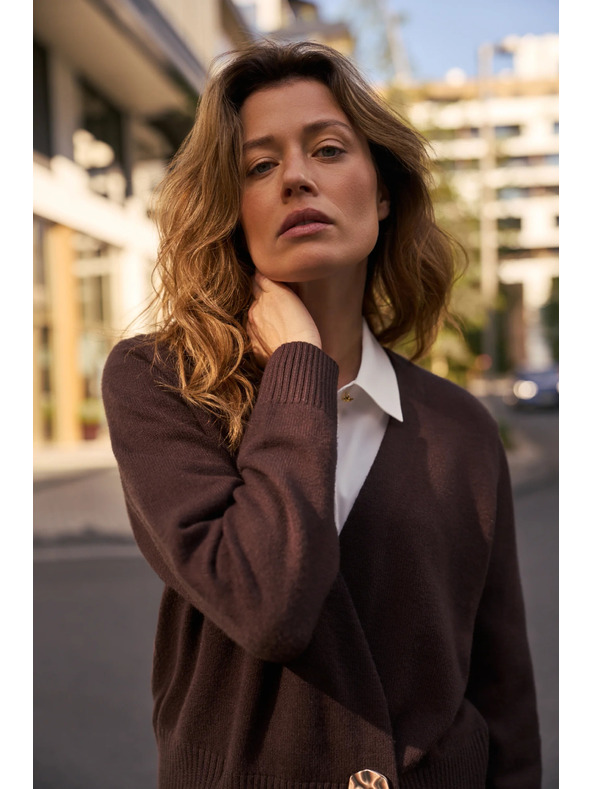 Moodo Hnedý kardigán s ozdobným gombíkom Moodo