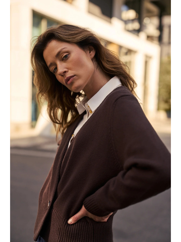 Moodo Hnedý kardigán s ozdobným gombíkom Moodo