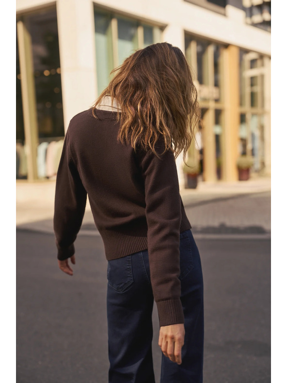 Moodo Hnedý kardigán s ozdobným gombíkom Moodo