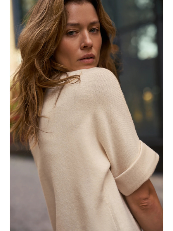 Moodo Béžový sveter s aplikáciou a krátkymi rukávmi Moodo