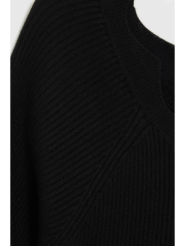 Moodo Priľnavý čierny sveter Moodo