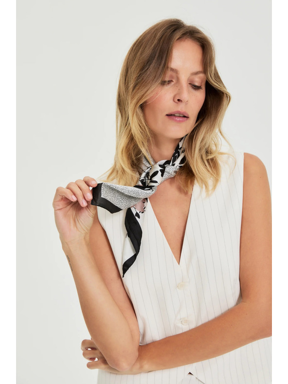 Moodo Šatka s kvetinovým vzorom čierna Moodo