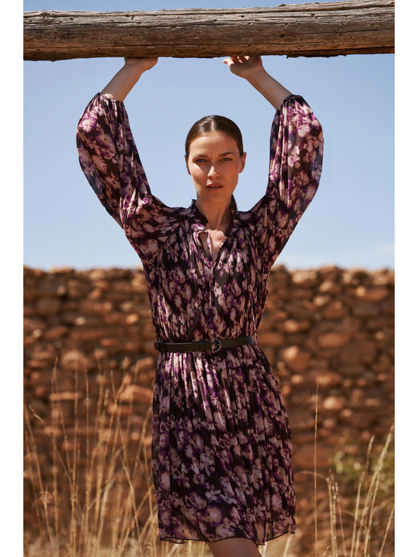 Moodo Plisované šaty s opaskom hnedé Moodo