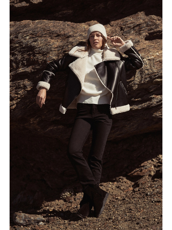 Moodo Čierna bunda s kožušinovým golierom Moodo