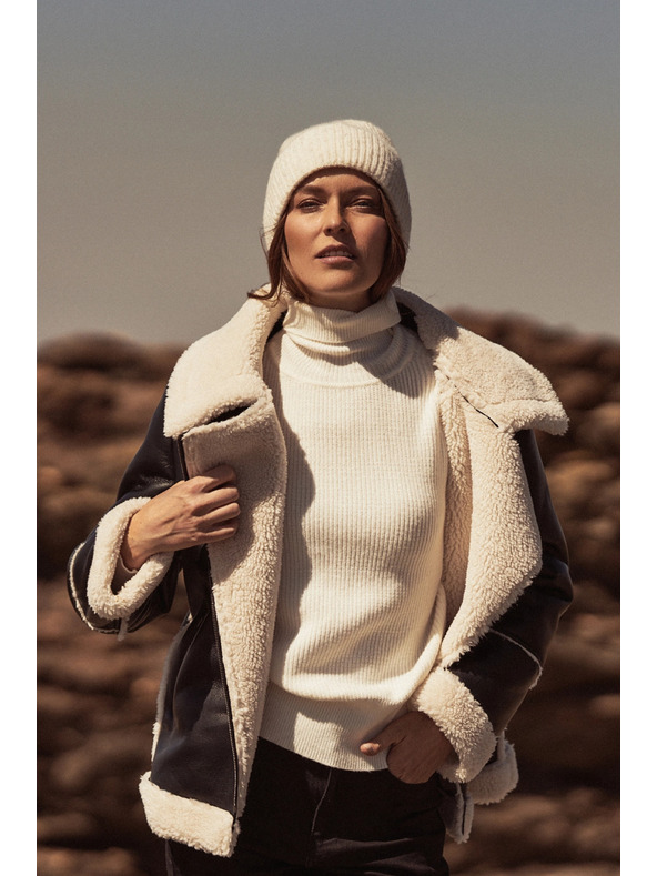 Moodo Čierna bunda s kožušinovým golierom Moodo