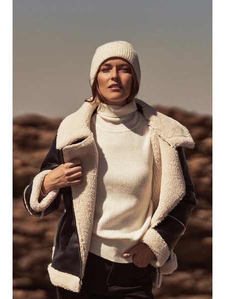 Moodo Čierna bunda s kožušinovým golierom Moodo