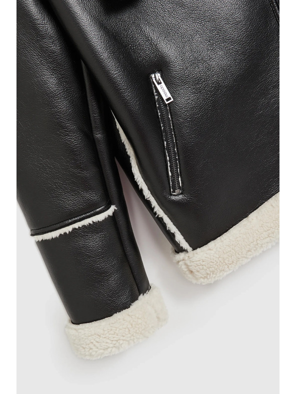 Moodo Čierna bunda s kožušinovým golierom Moodo