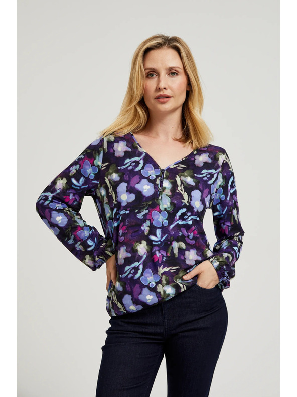 Moodo Tmavomodrá kvetovaná blúzka s V-výstrihom Moodo