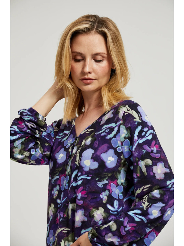 Moodo Tmavomodrá kvetovaná blúzka s V-výstrihom Moodo