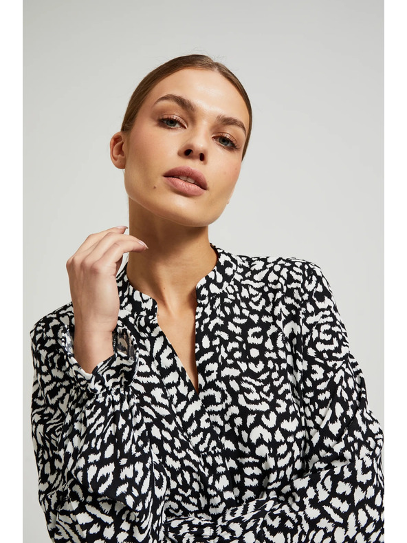 Moodo Čierna košeľa s výstrihom do V bez goliera Moodo