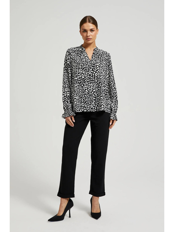 Moodo Čierna košeľa s výstrihom do V bez goliera Moodo