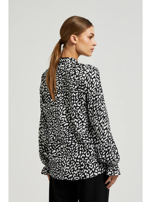 Moodo Čierna košeľa s výstrihom do V bez goliera Moodo