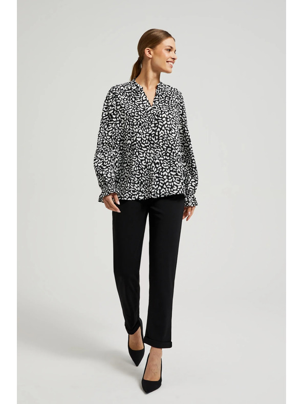 Moodo Čierna košeľa s výstrihom do V bez goliera Moodo