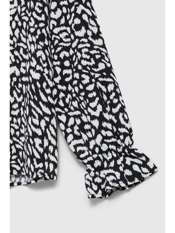 Moodo Čierna košeľa s výstrihom do V bez goliera Moodo