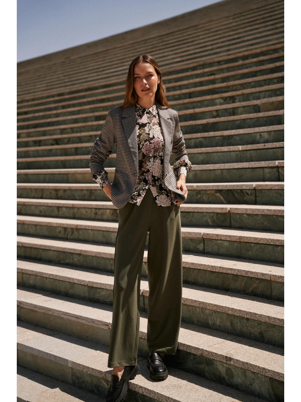 Moodo Plisovaná košeľa s kvetinovým vzorom a bublinkovými rukávmi čierna Moodo