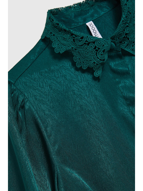 Moodo Zelená košeľa s čipkou na manžetách a golieri Moodo