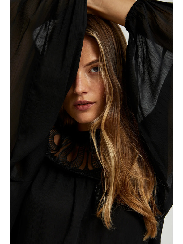 Moodo Čierna košeľa s ozdobným výstrihom Moodo