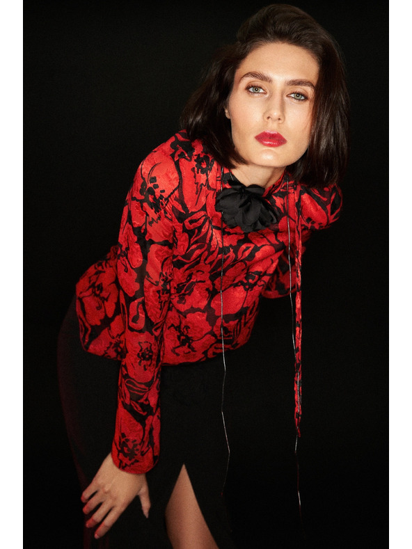 Moodo Čierna košeľa Moodo s kvetinovým vzorom a širokými rukávmi